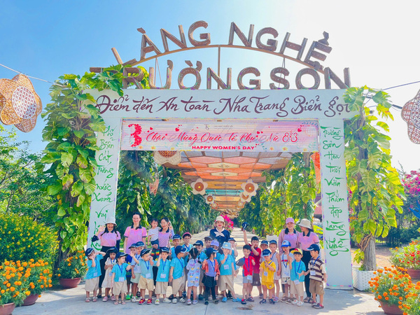 Amazing field trip to Truong Son Craft Village!